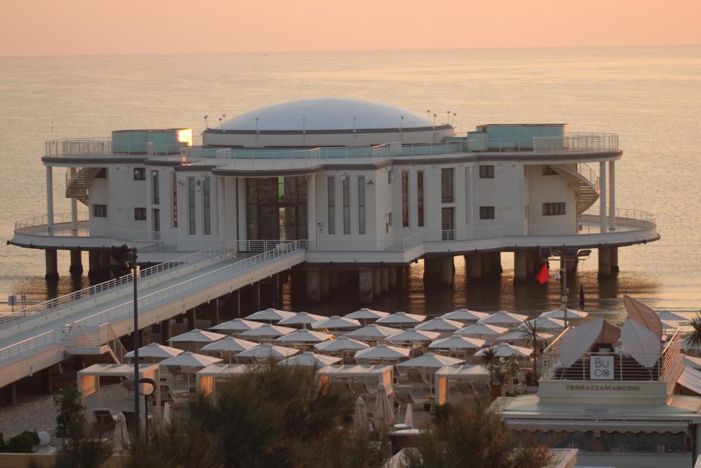 Hotel Cristallo Senigallia Bagian luar foto