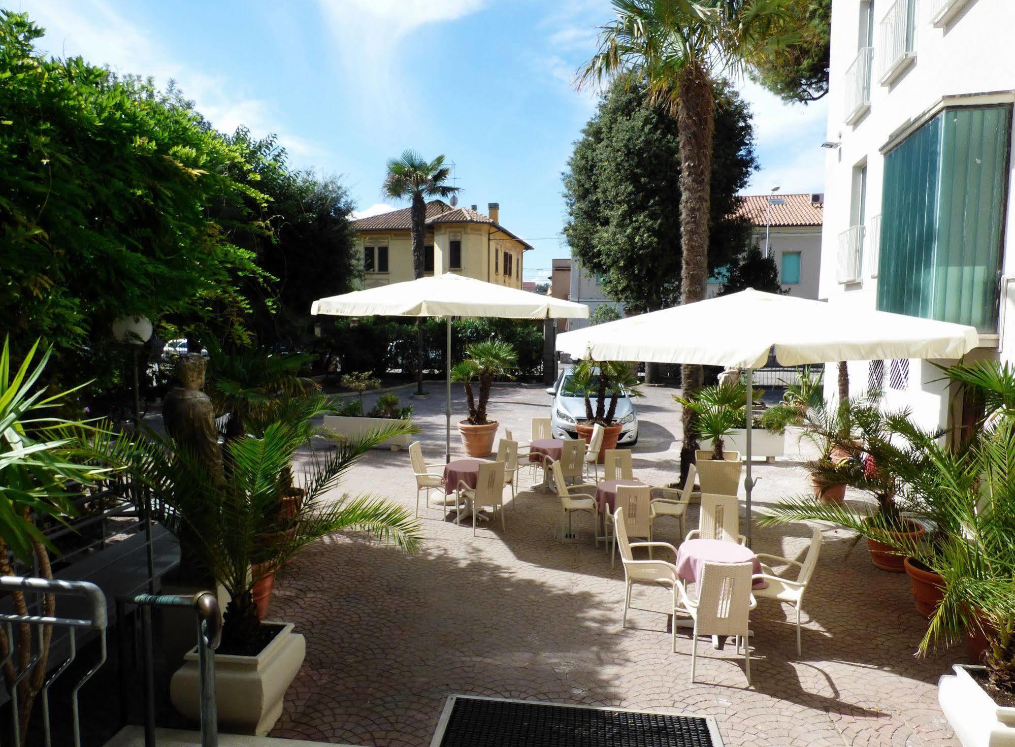 Hotel Cristallo Senigallia Bagian luar foto