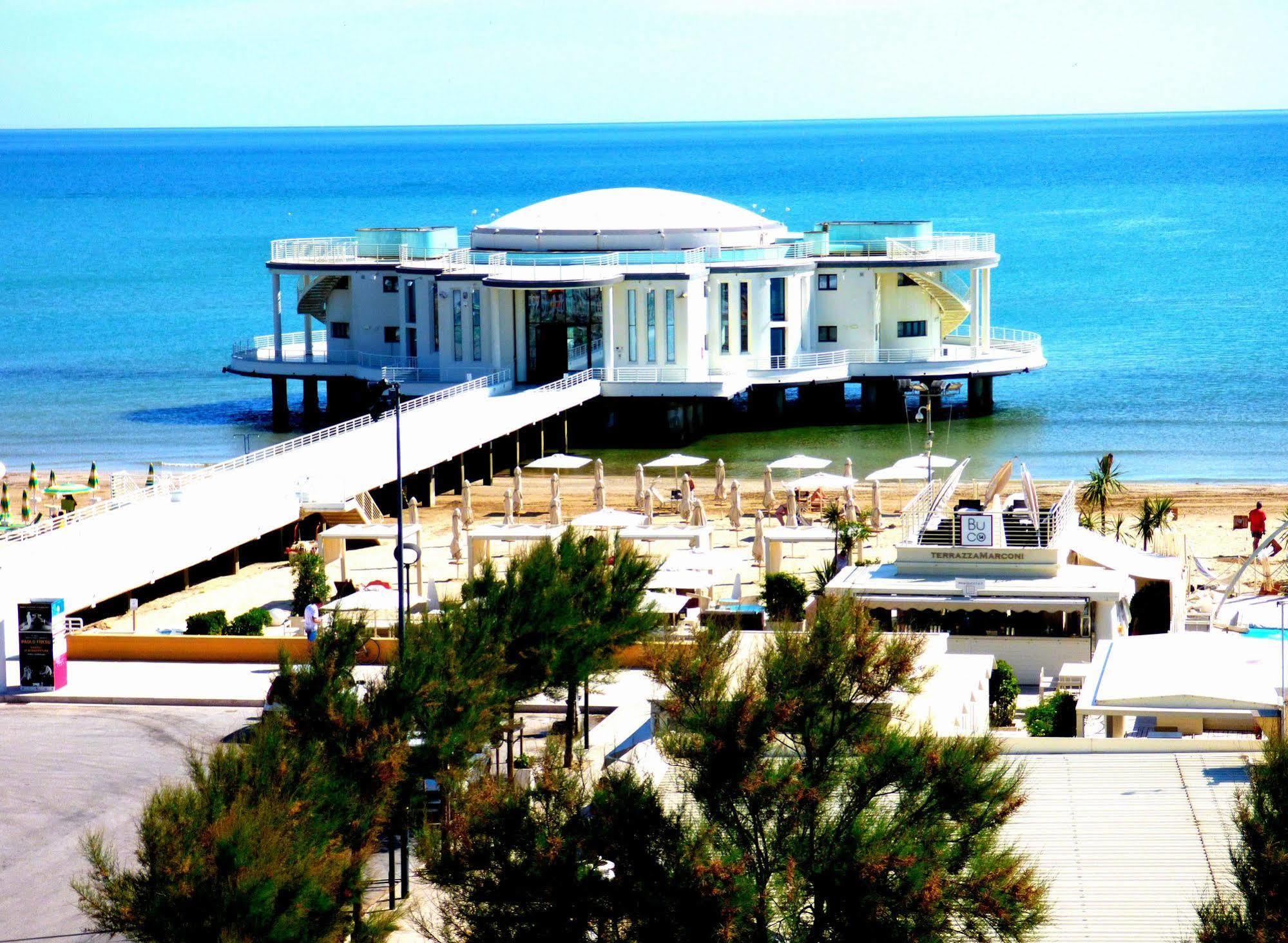 Hotel Cristallo Senigallia Bagian luar foto