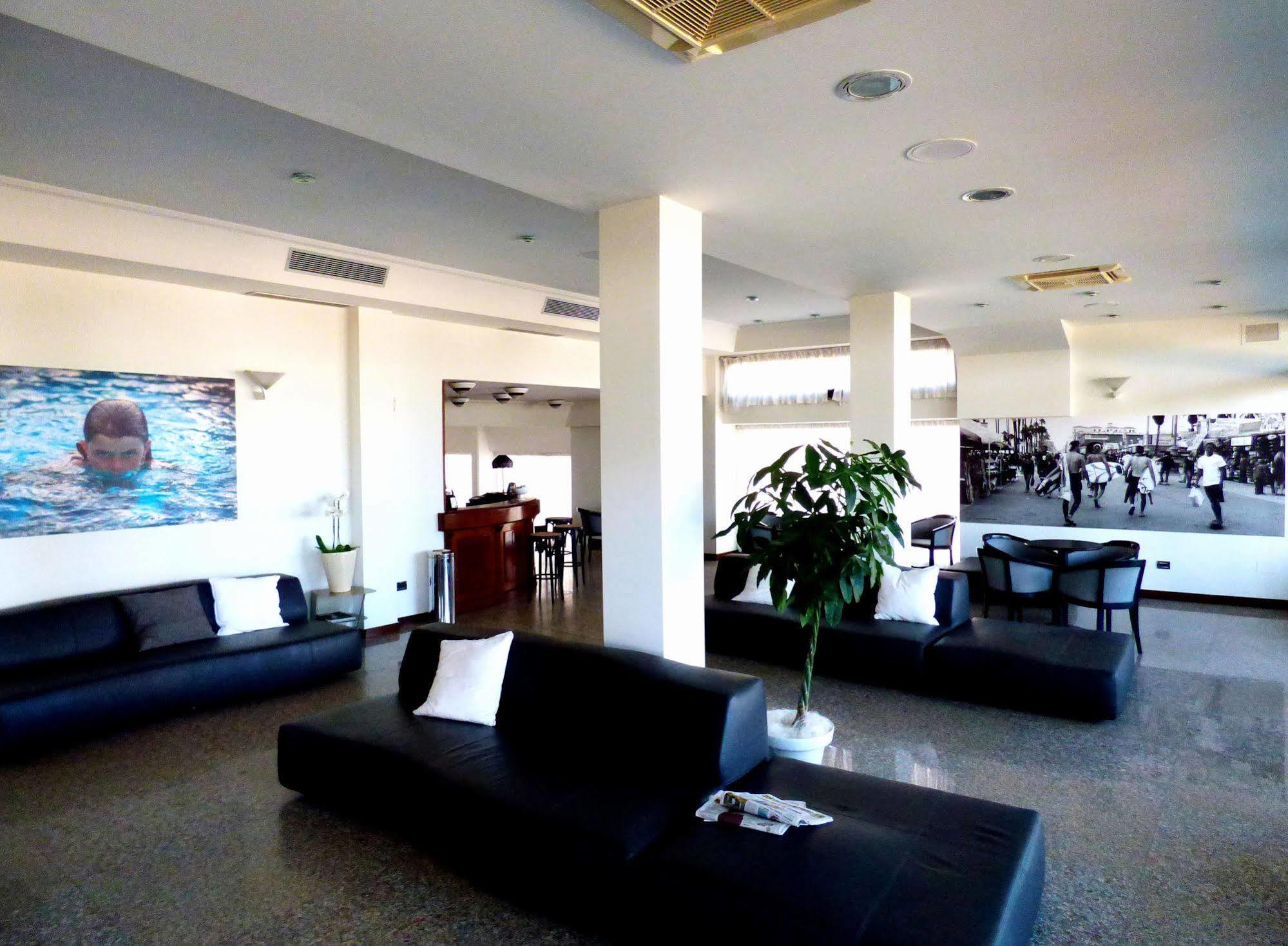 Hotel Cristallo Senigallia Bagian luar foto