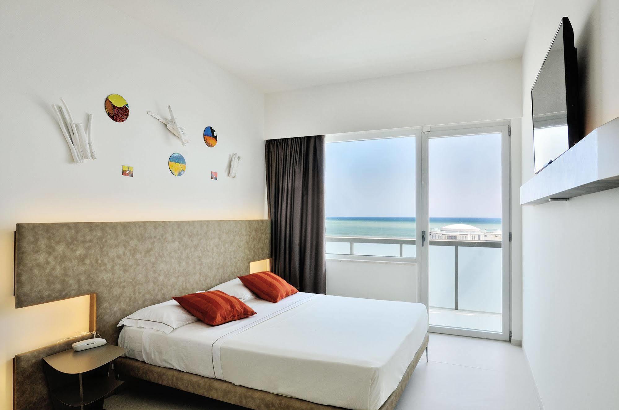 Hotel Cristallo Senigallia Bagian luar foto